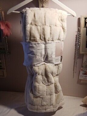 Luxurious! Anastasia Stassie Faux Fur Throw - Ivory Weave Design ⚜️